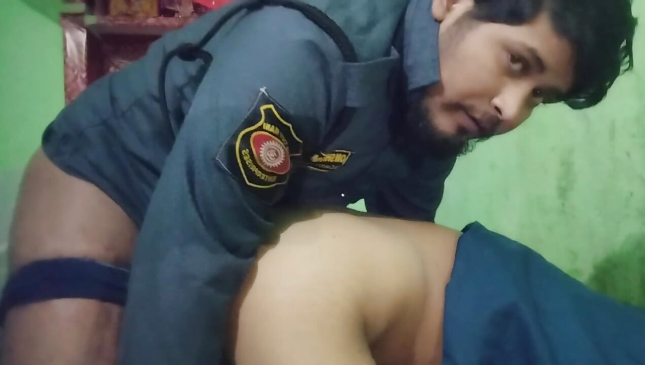 Πρώτη φορά σεξ με σπιτικό ζευγάρι Ινδών φυλάκων