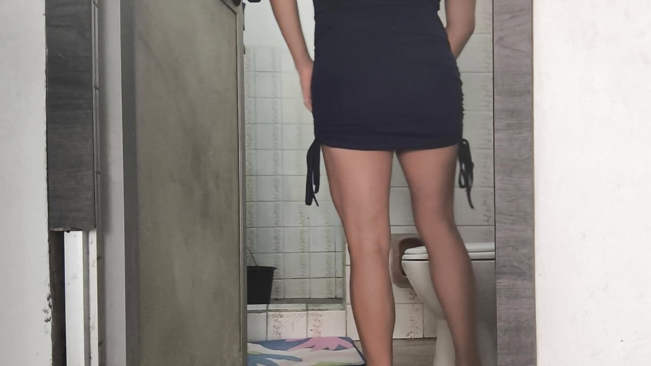 I find my stepdaughter showing her ass in the bathroom