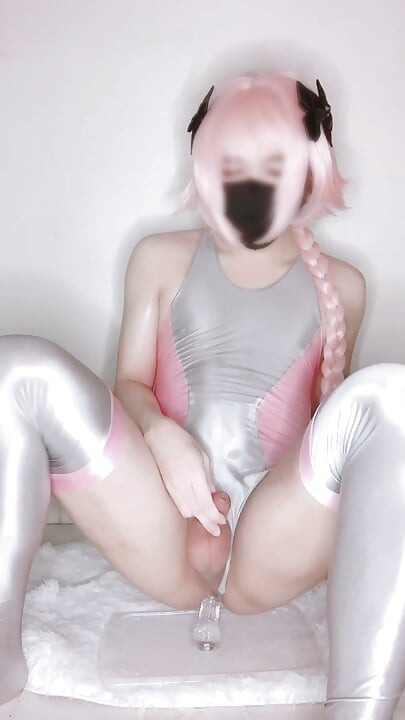 Astolfo Femboy călărește vibratorul și ejaculează în costum de baie lucios