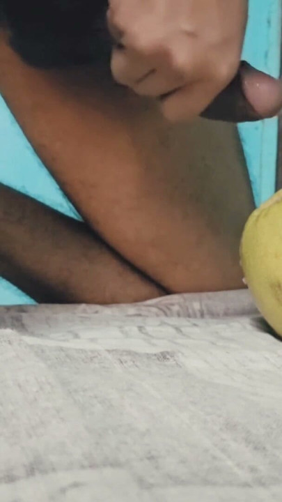 Un tip fit excitat sapă o pepene zemos rău, îi face gaura să piardă. Gemete enorme până la ejaculare pe el | Clip 1