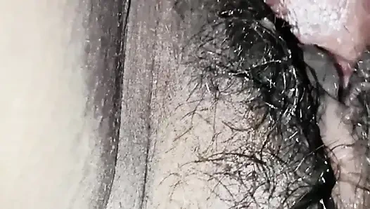 Bihar-Mama fickt gerne Dirty Poojas großen schwarzen Schwanz und nimmt ihr tief in die Kehle