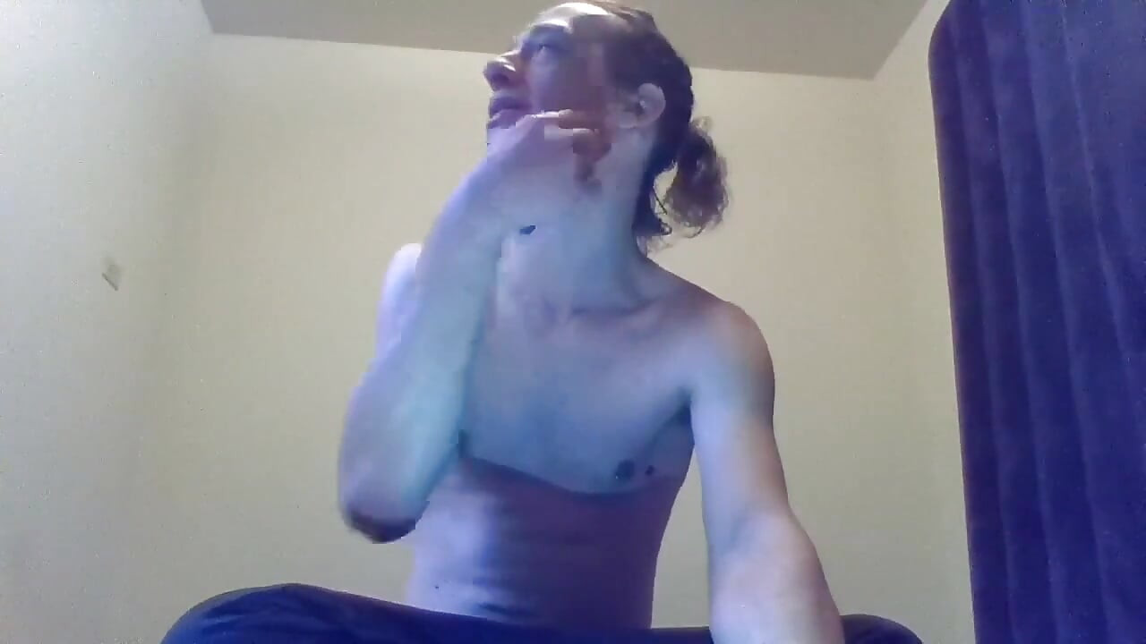 Transgirl afeitando su cara