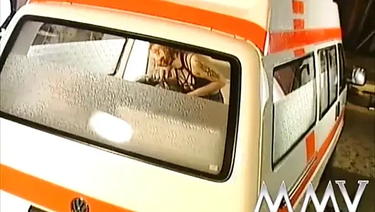 Ateşli kızıl saçlının ambulansta sikiştiği retro sahne