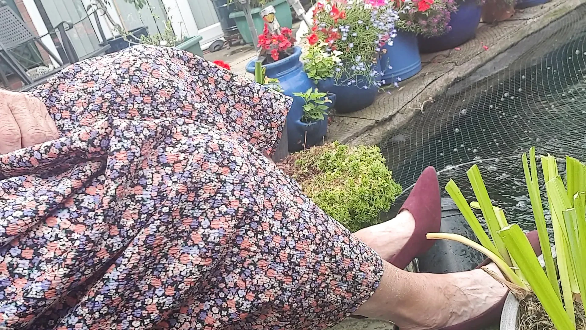 在花园里穿衣服