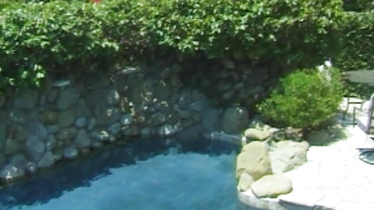 Lesbische Pool-Verführung