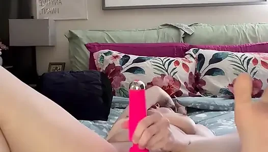 Untuk itulah vibrator ini dibuat untuk muasin memeknya