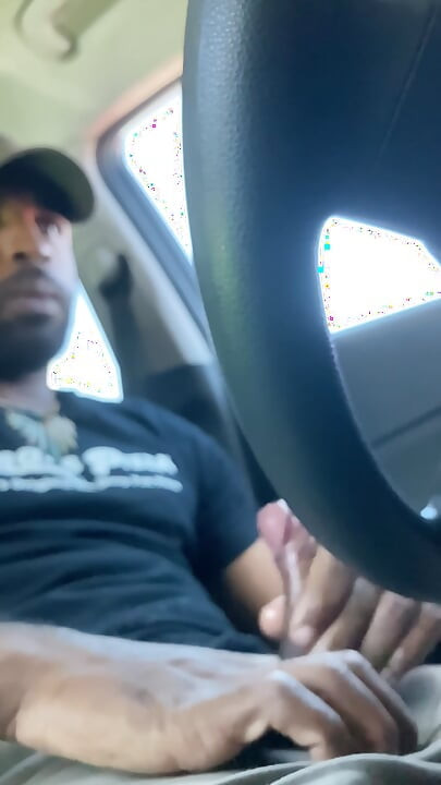Adam Jaxx stříká husté sperma z černého ptáka venku ve 2 ráno