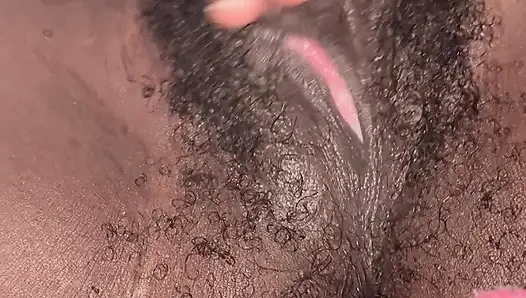Nettes muschi amerikanisches mädchen spreizt sich, kitty spielt und masturbiert saftige schwarz behaarte vagina