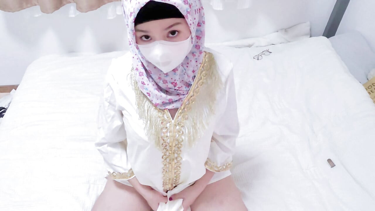 POV: Malezyjska Hijabi dziewczyna drażni cię z białą Abayą pokazując jej duży tyłek