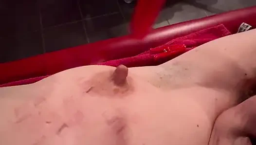 Bdsm odası - mandalı ile germe rafında