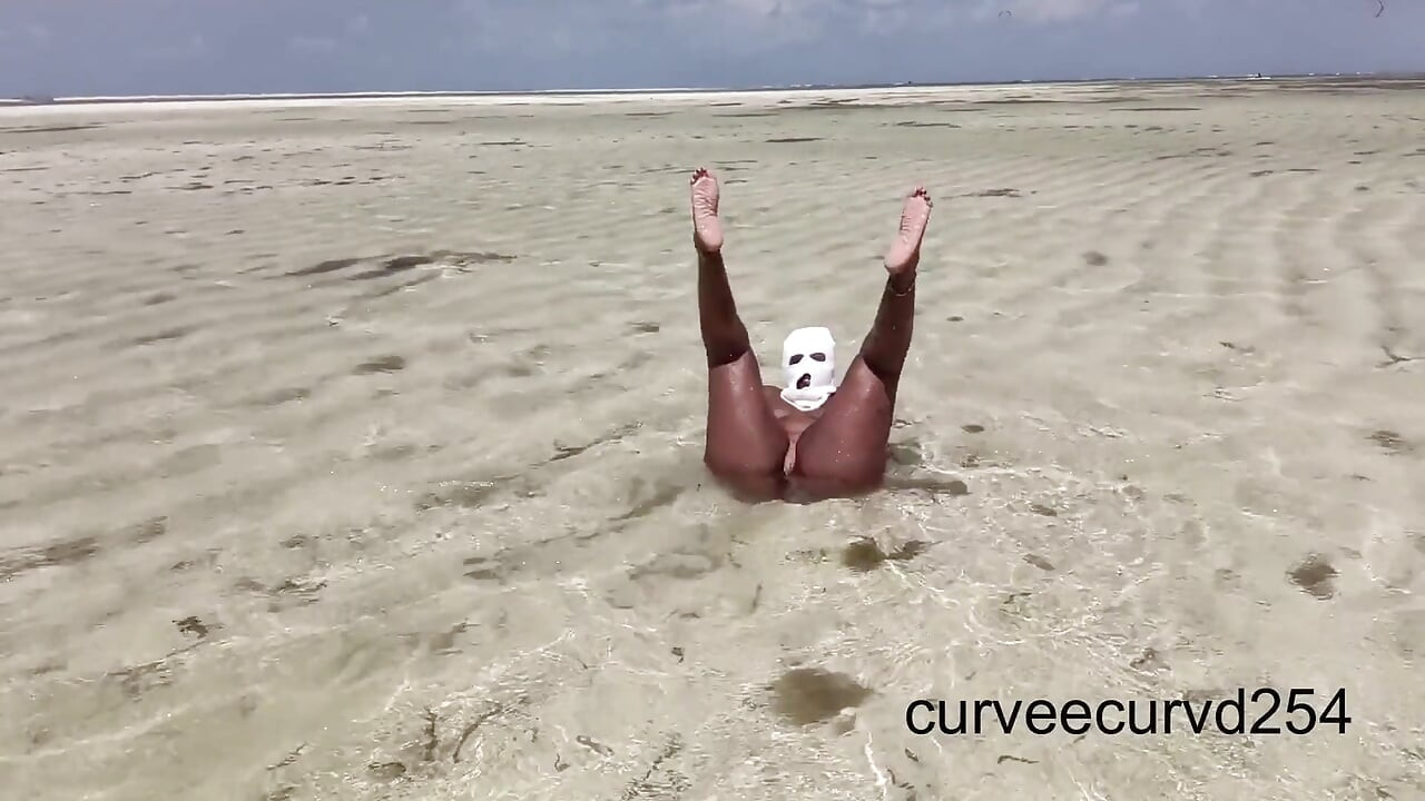Blankziehen, Twerking an Einem Öffentlichen Strand in Afrika