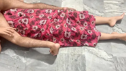 Private momente zu hause, gefüllt mit Zuneigung und Glück zwischen zwei Desi-Erwachsenen (18+)