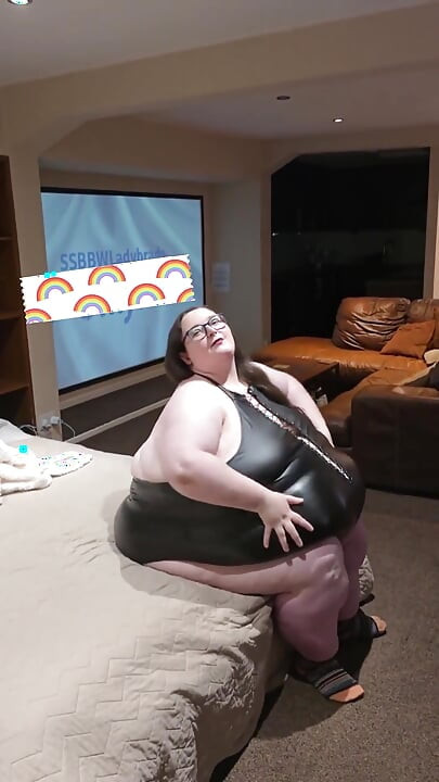 Cur sexy ssbbw și burtă de mers pe jos în costum de piele partea 2