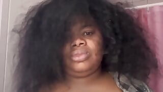 Trong phòng tắm ra ngoài vòi hoa sen