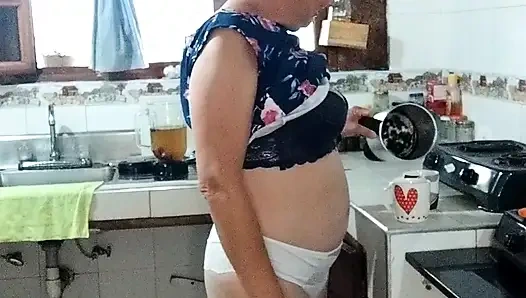 Alleinerziehende mutter masturbiert mit ihren fingern