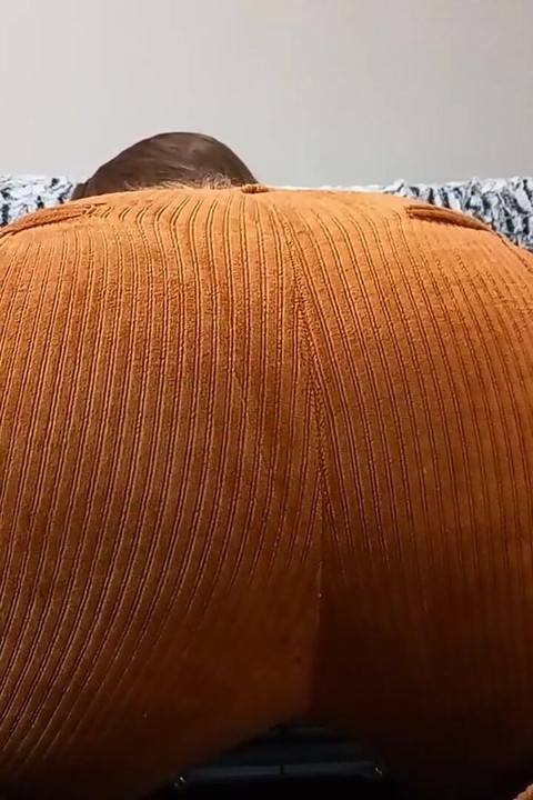 Big ass farts in corduroy pants