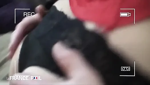 Горячая парижская брюнетка делает домашнее секс-видео