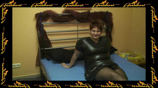Annadevot - Breitbeinig bespielt in Latex