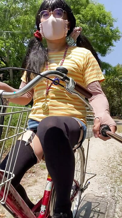No228 משתין בתחתונים עם רגל מפוצלת