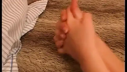 Zwei deutsche damen sind hier, um seinen schwanz zu dritt zu befriedigen