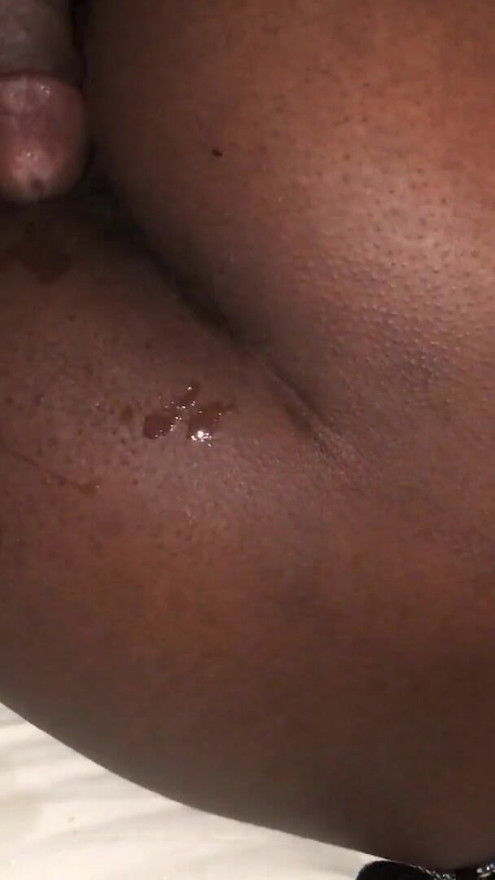 Vrela noćna seks Eboni tinejdžerka sa velikim dupetom od pozadi sa jutarnjim drvetom završava vrućim creampie-jem u njenoj uskoj mokroj pički | Klip 1
