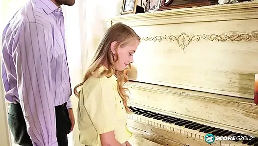 Teen Hannah Hays fickt ihren klavierlehrer