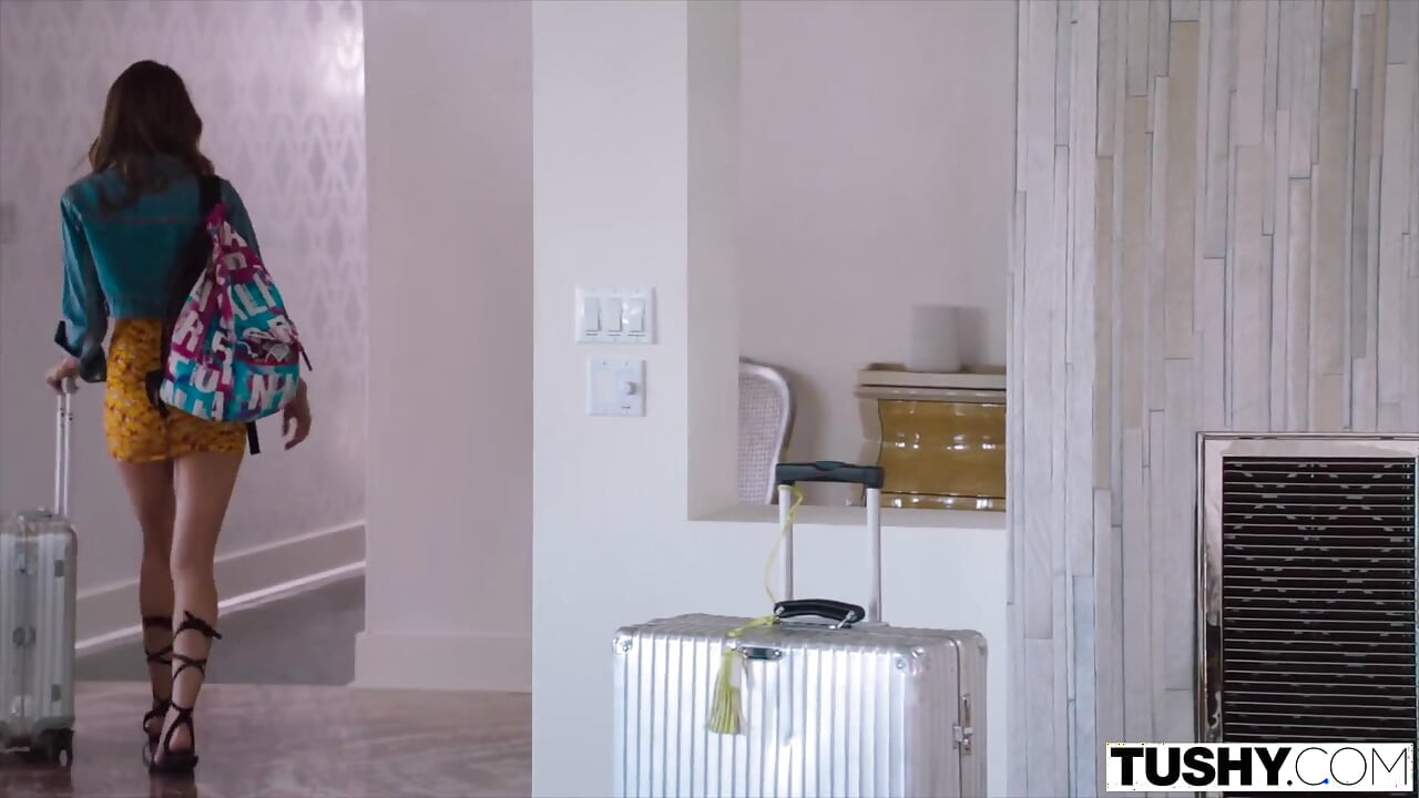 Tushy, sie fand den perfekten ort, um von ihrem chef gedehnt zu werden