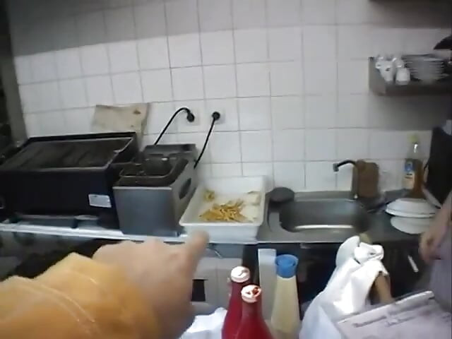 Djevojka iz snack bara s ogromnim prirodnim sisama