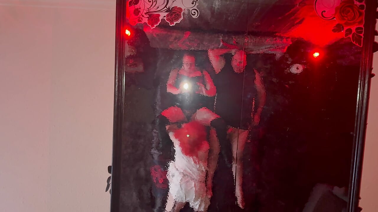 भाग 1:- Marie को अपने मालिकों को खुश करने के लिए पिशाच कक्ष में ले जाया जाता है!