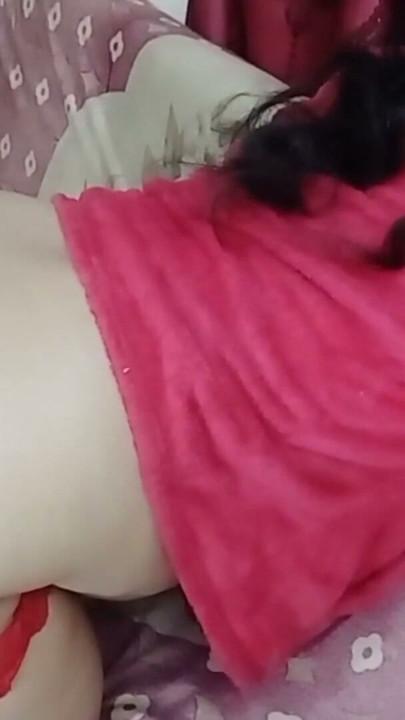 عمة هندية تتناك في طيزها بقوة وعن قرب لقطة قريبة في عيد الحب | مقطع 1