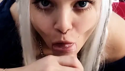 Meine weißhaarige blondine gibt eine perfekte tiefe kehle