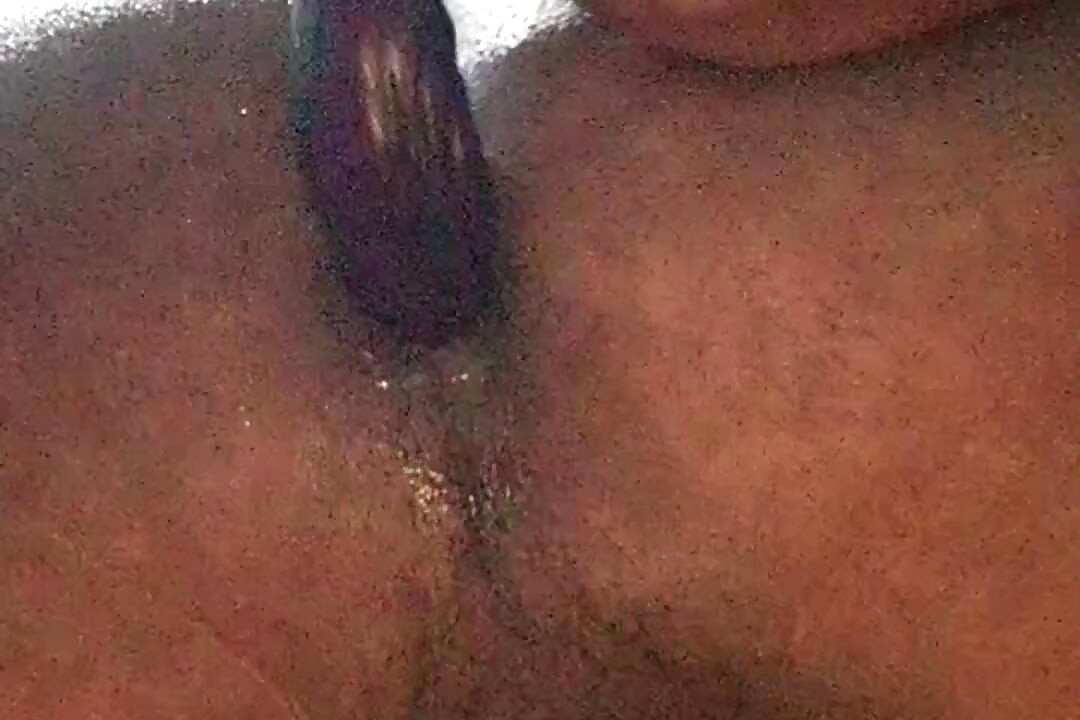 Sperma mi je masturbirala penis i patlidžan mi je ušao u šupak