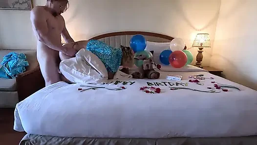 Bir otel odasında üvey annemle ilk sikiş, onun doğum günü