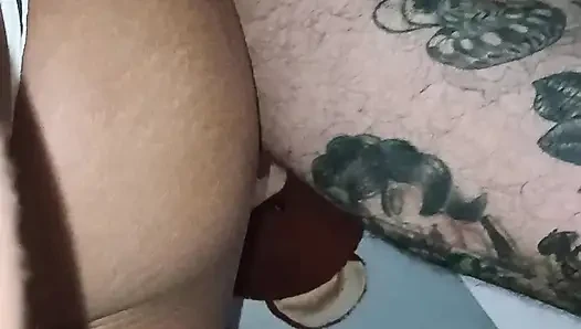 Femboy Poposlu Kahverengi Saç, Penisini Içine Soktuğuna Kadar Alt Kısmı Bir Fahişe Gibi Zevkten Çığlık Atana Kadar Bırakıyor
