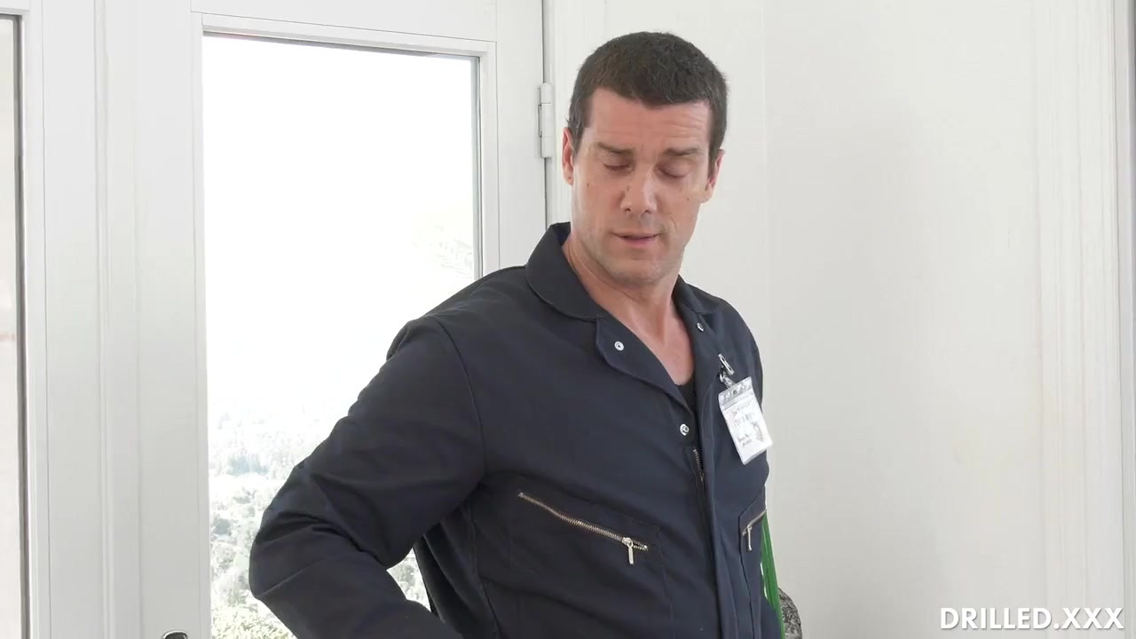 フェラチオ後に用務員が掘った秘書の尻