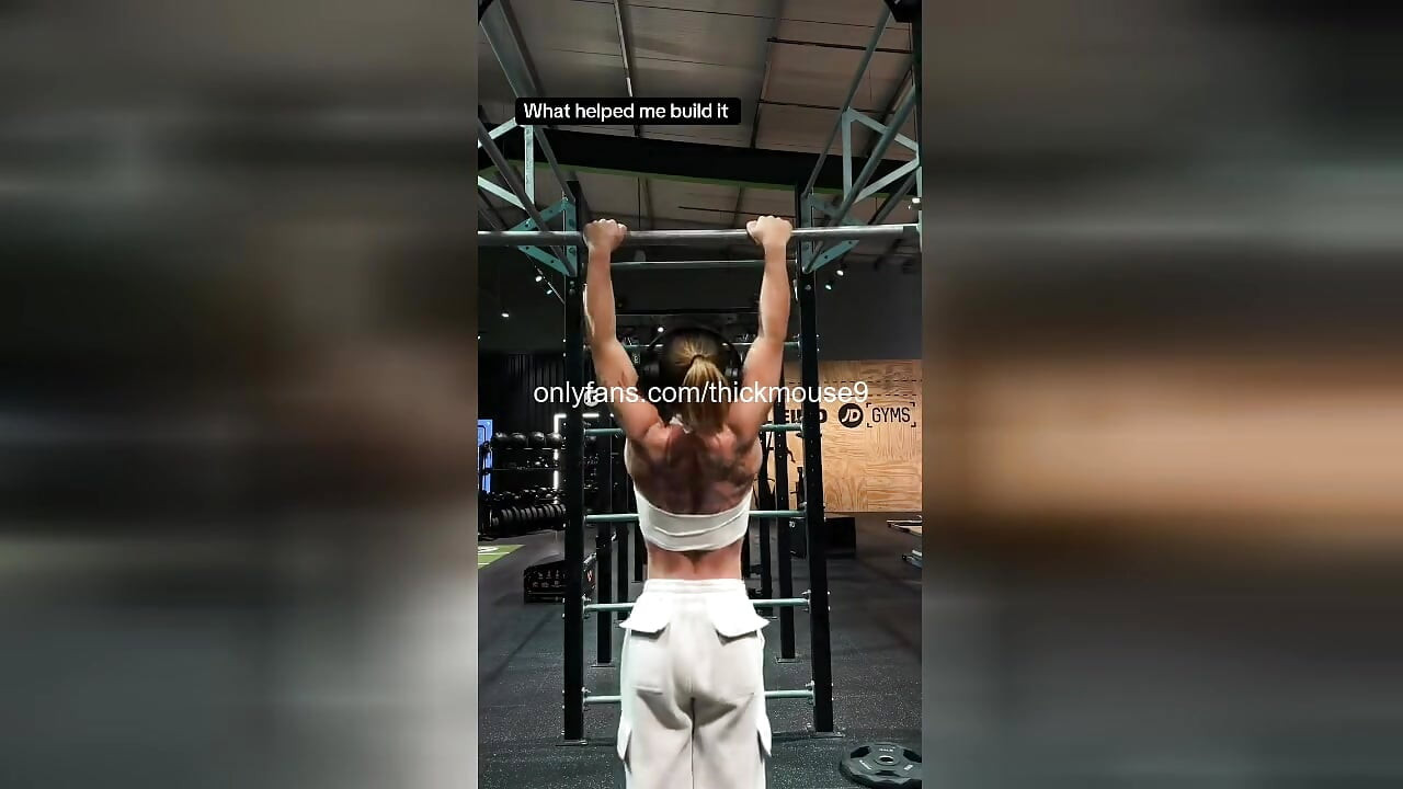 Buff 18 anos virgem bunda rasgada por pau academia acidente