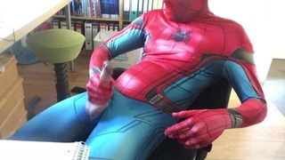 Spiderman con enorme polla cumming