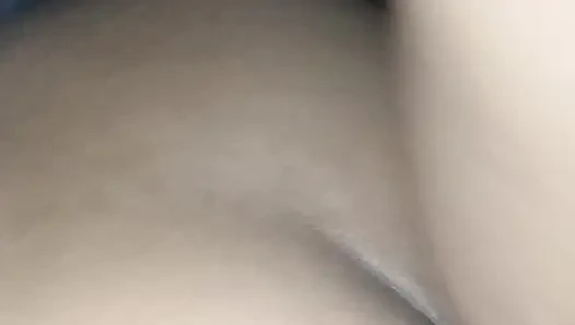 Поедает замужнюю из Пара, часть 2, она стонет и кончает на член ее любовника, который сильно бьет по киске брюнетки.