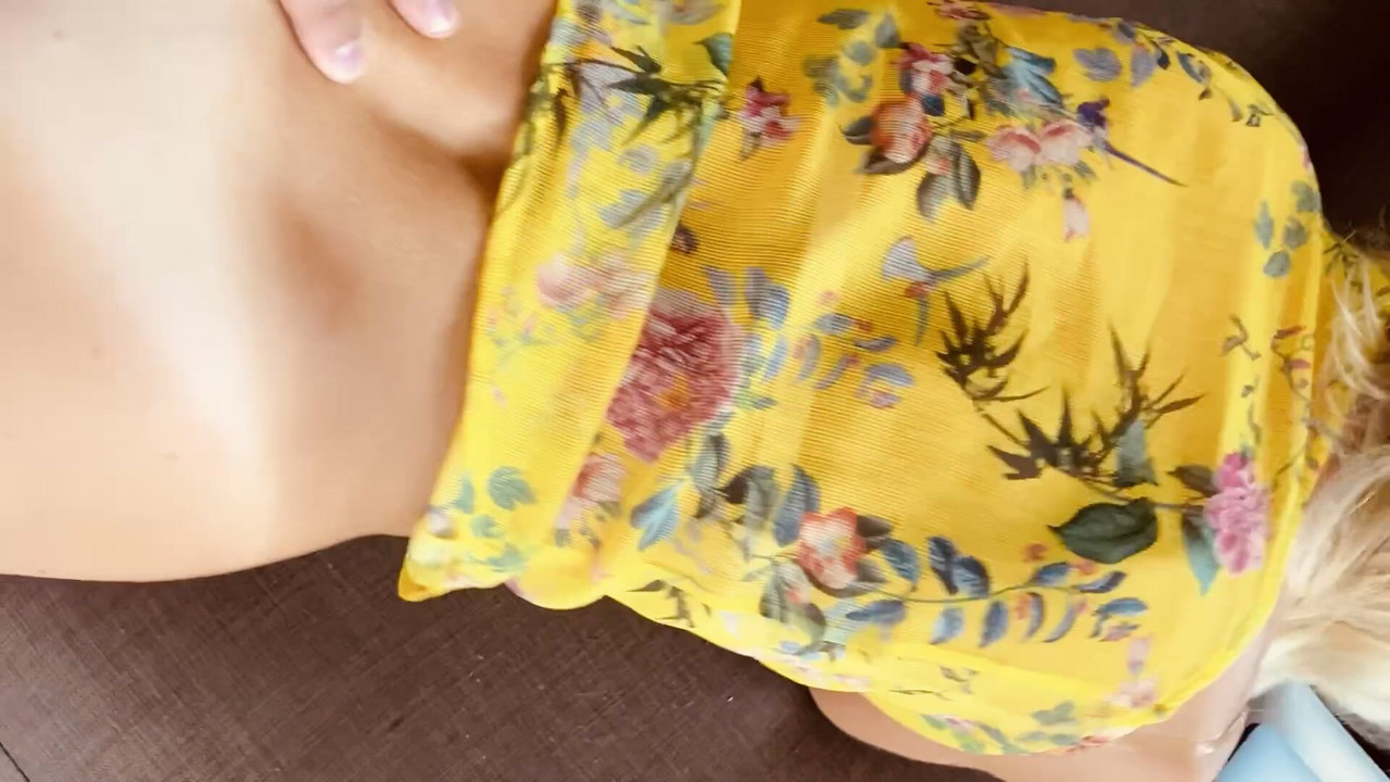 Tina ga prima otpozadi na sofi, vrišti i moli