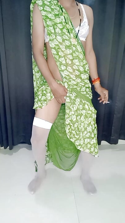 Indische heiße sexy satingrüne sari trägt und fühlt sich wie eine wunderschöne dame