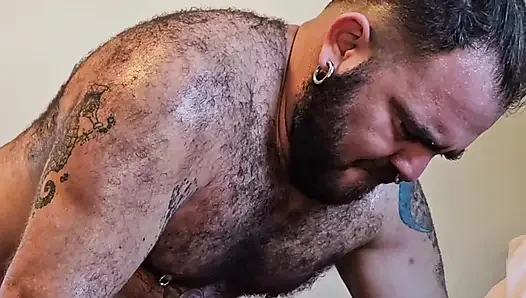 Tüylü Ayı Köpek Stilinde ve Yoğun Misyonerle Bareback Seks Yapıyor