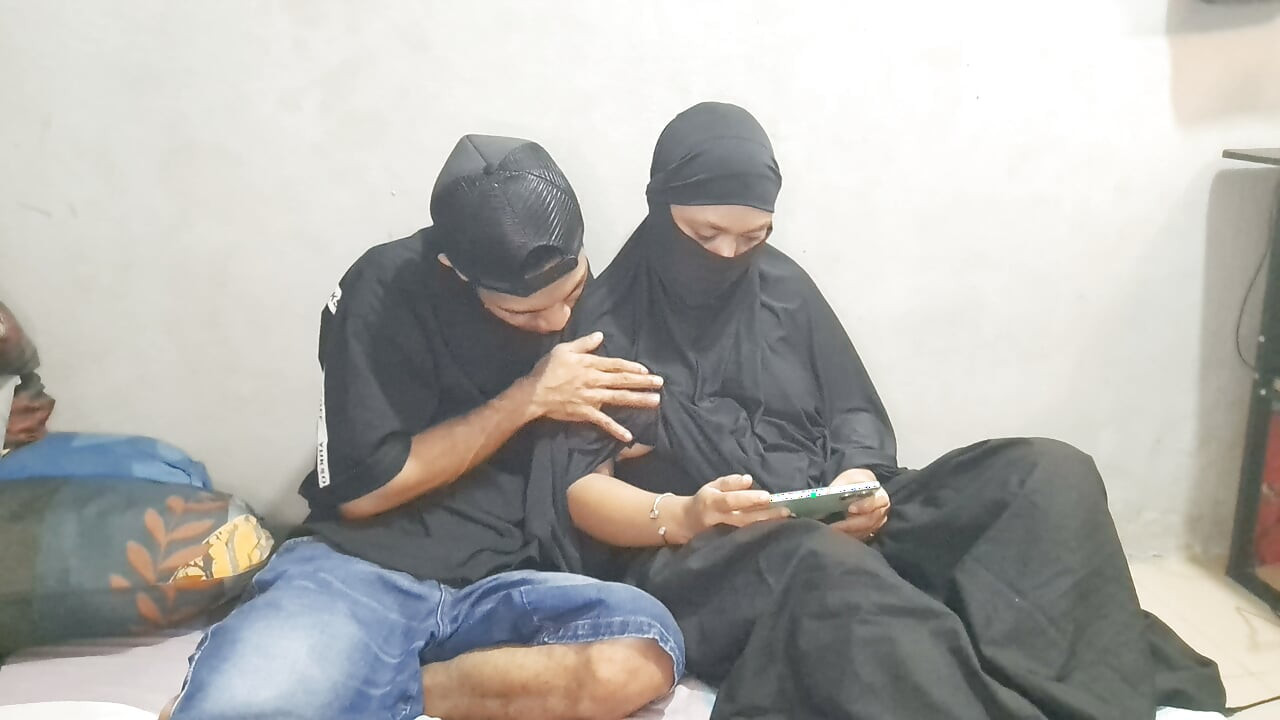 एक एशियाई मुस्लिम चाची एक टोपी में एक आदमी के साथ कमबख्त