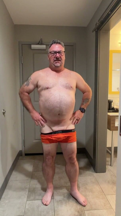 Luvbennude klär av sig och duschar | Klipp 1