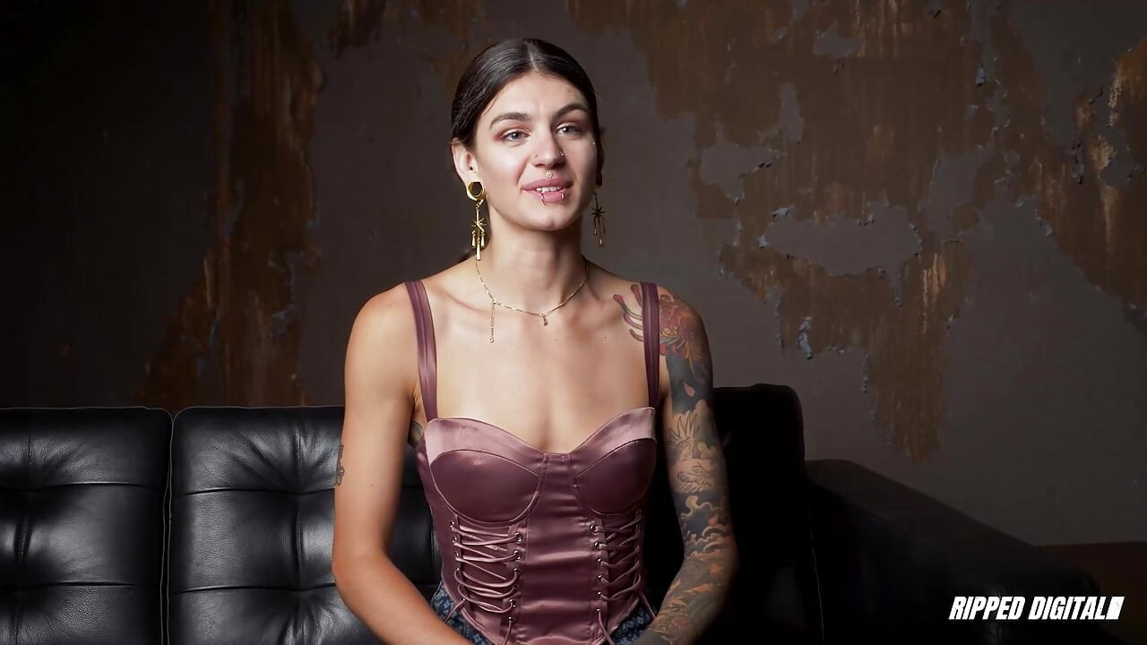 Ramona Vixen думает, что она нерушима, пока они не докажут ее неправильно