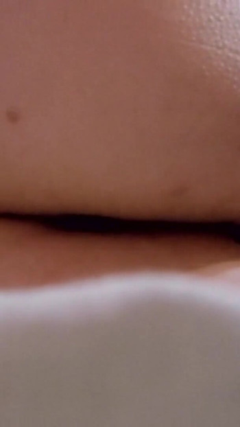 Minnesvärt ögonblick från "Jag gillar att onanera med korsade ben, jag pressar höfterna hårt för orgasm! Dunkande och anus närbild"