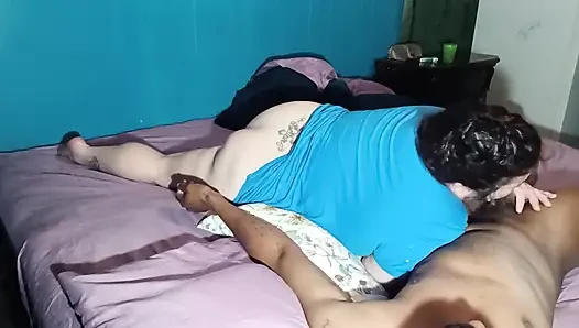 Güzel götlü kalın beyaz pawg'ın bakış açısı döl için o yarağı gırtlağına kadar alıyor, tatmak istediği için çıldırıyor, gırtlağına kadar bir bayan