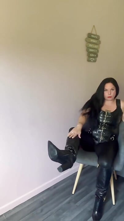 JOI Pour Les Adorateurs De Cuir Et Latex