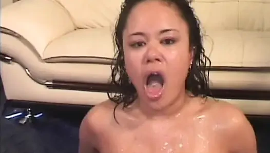 Грязная французская шлюха-лесбиянка получает огромный золотой дождь