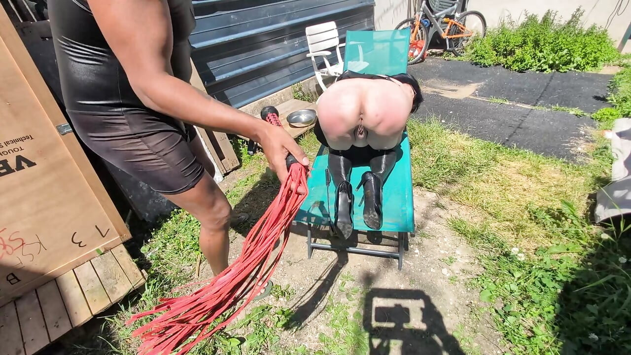 Dominanz-session Für Diesen Erwachsenen Im Garten