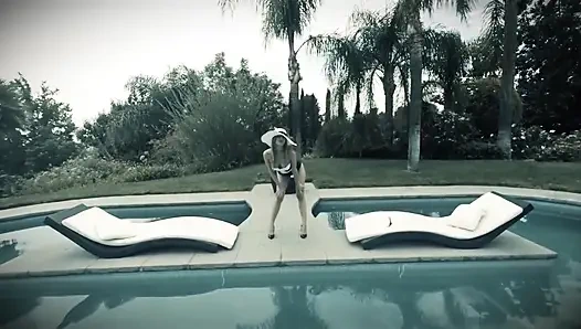 Ебари с большим членом хардкорно долбют текущих мокрых зрелых крошек